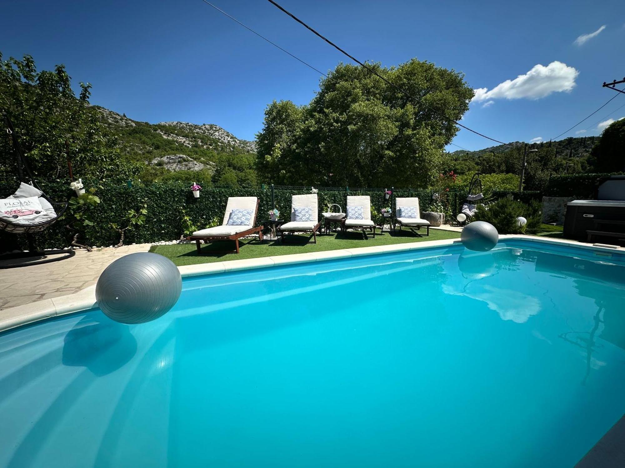 Villa Ivona With Swimming Pool And Jacuzzi Oslje Экстерьер фото
