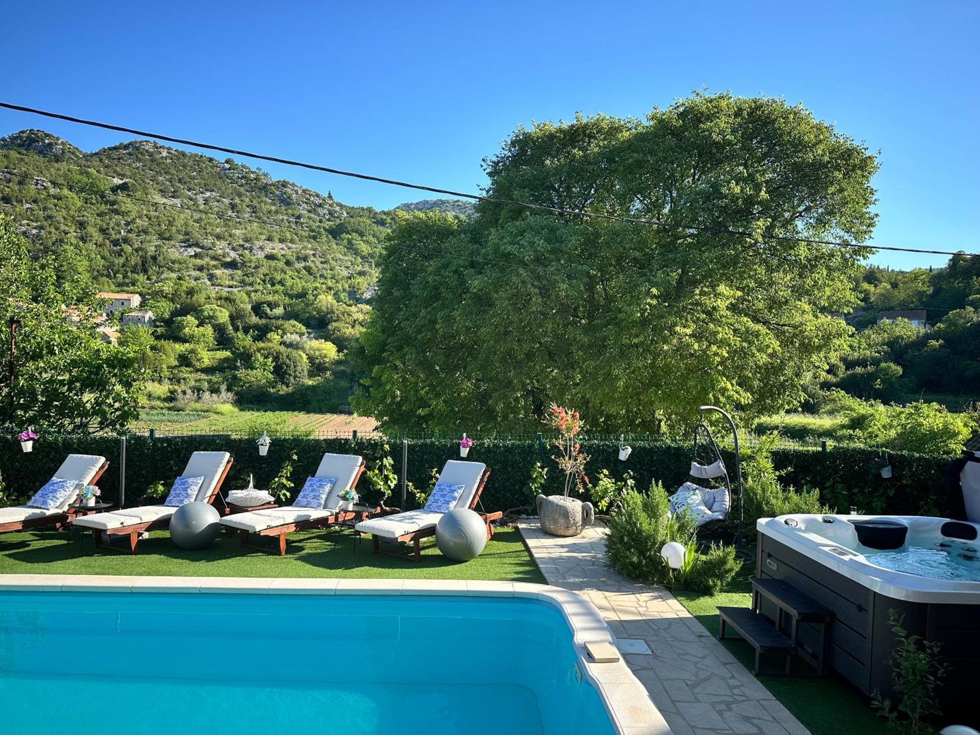 Villa Ivona With Swimming Pool And Jacuzzi Oslje Экстерьер фото